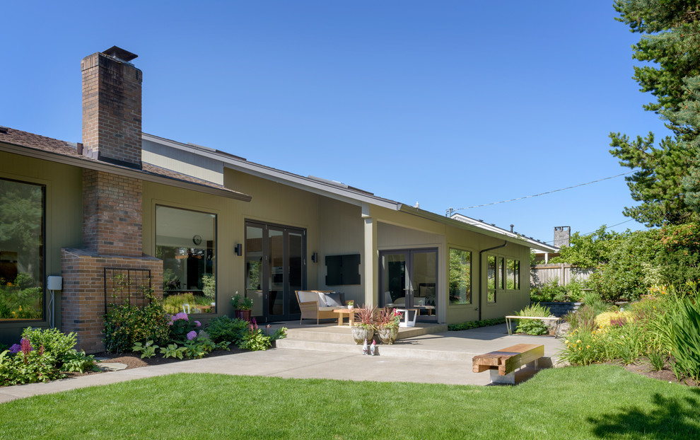 На фото: двор среднего размера на заднем дворе в стиле модернизм с покрытием из бетонных плит и навесом с