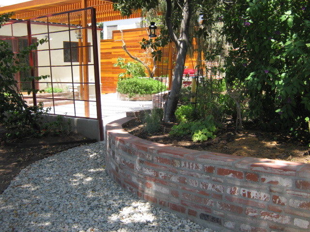 Esempio di un grande patio o portico mediterraneo dietro casa con pavimentazioni in cemento e una pergola