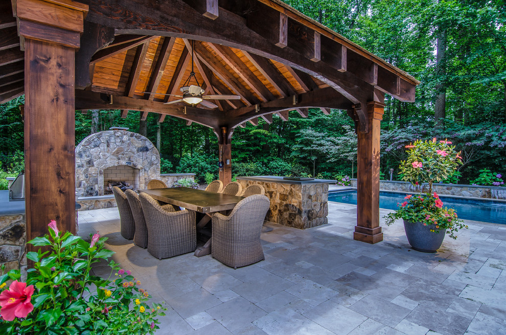 Esempio di un grande patio o portico american style dietro casa con fontane, pavimentazioni in pietra naturale e un gazebo o capanno