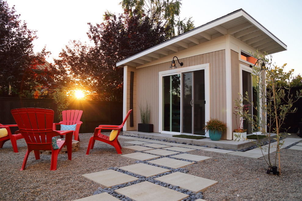 Ejemplo de patio minimalista de tamaño medio en patio trasero con adoquines de hormigón