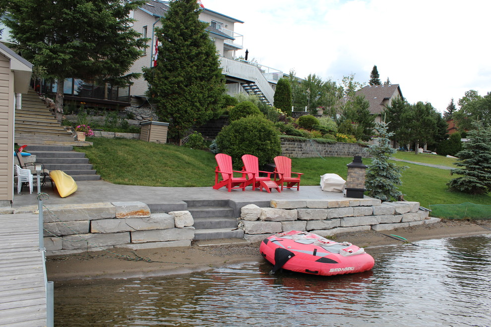Großer, Unbedeckter Maritimer Patio hinter dem Haus mit Wasserspiel und Natursteinplatten in Toronto