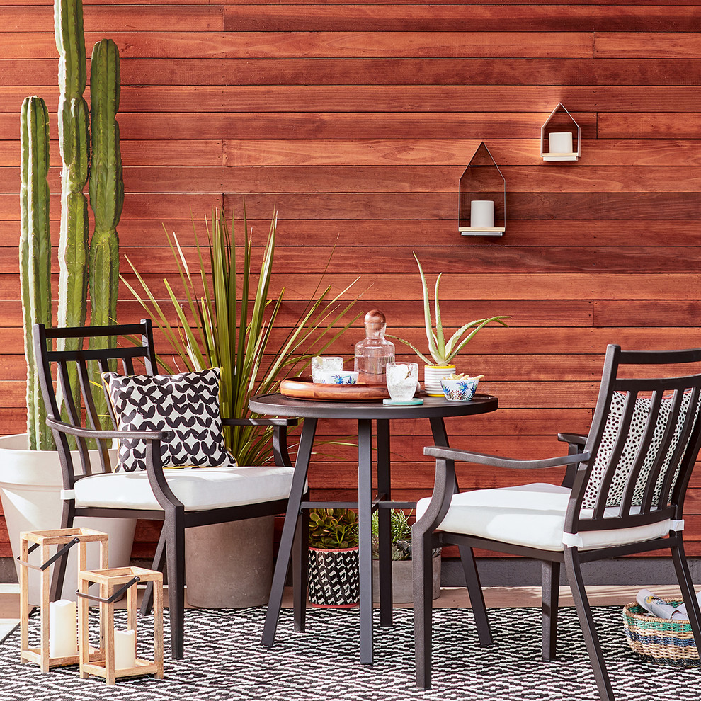 Idée de décoration pour une terrasse en bois arrière minimaliste de taille moyenne avec aucune couverture.