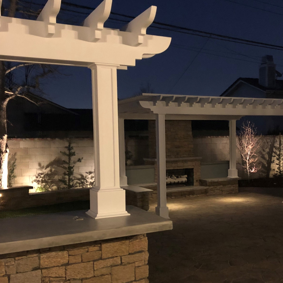 На фото: пергола во дворе частного дома среднего размера на заднем дворе в морском стиле с уличным камином и мощением тротуарной плиткой с