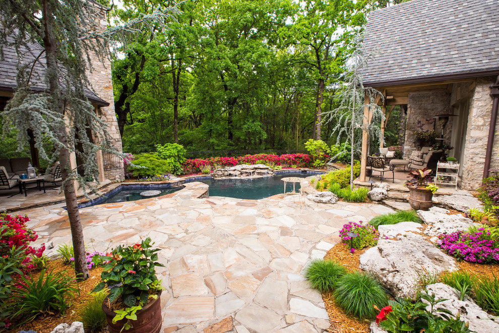 Foto de patio clásico sin cubierta con adoquines de piedra natural