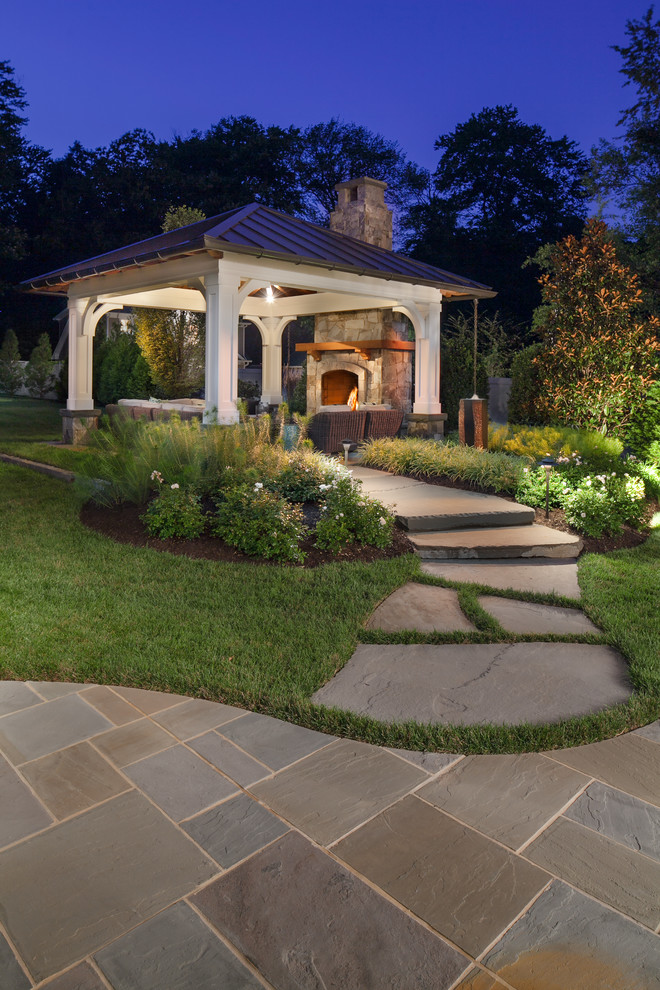 На фото: двор на заднем дворе в классическом стиле с покрытием из каменной брусчатки с