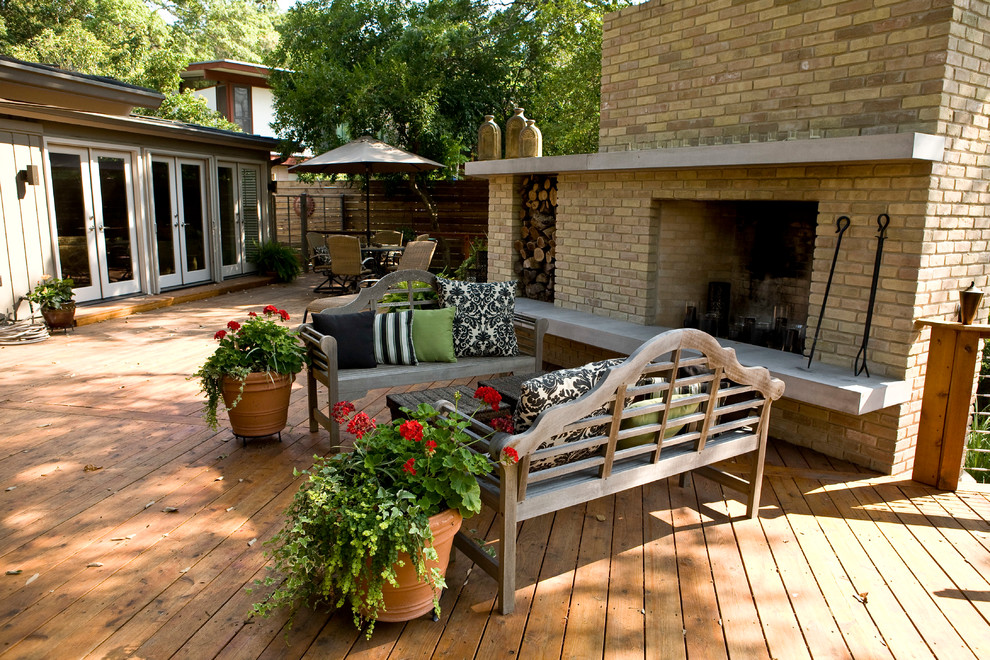 Foto de patio retro grande sin cubierta en patio trasero con brasero y entablado