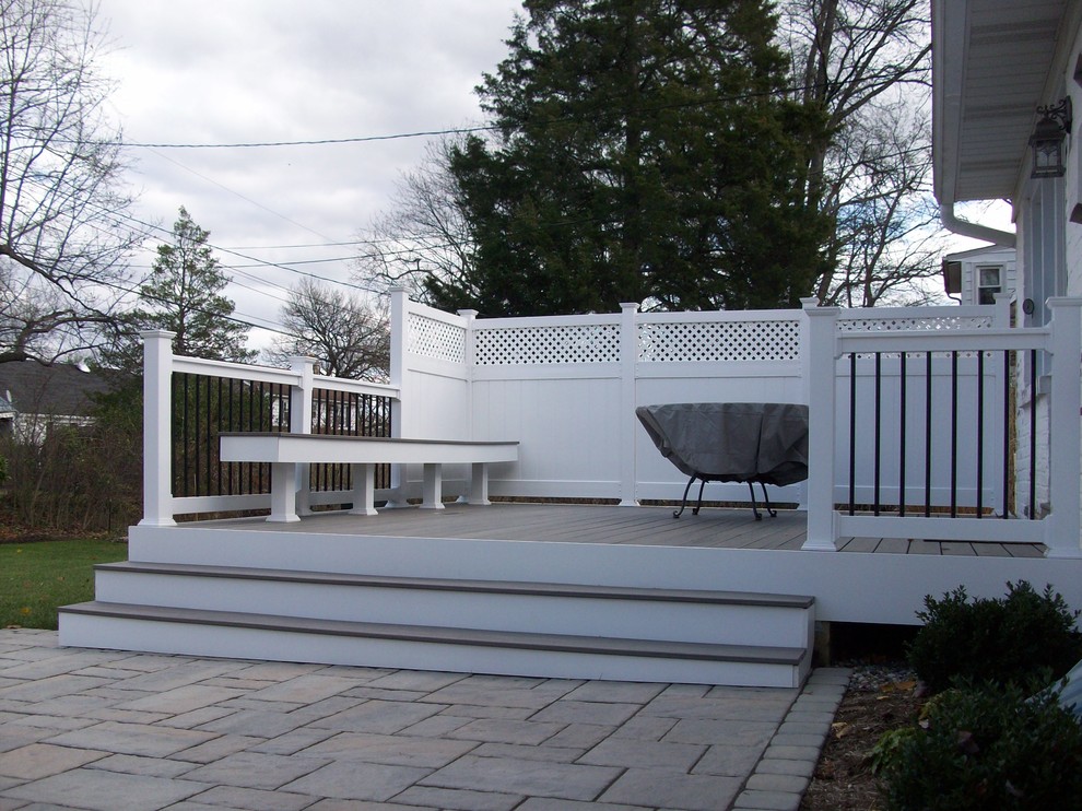 Foto di un patio o portico classico di medie dimensioni e dietro casa con un focolare, pedane e nessuna copertura