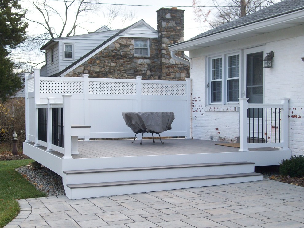 Cette photo montre une terrasse en bois arrière chic de taille moyenne avec un foyer extérieur et aucune couverture.