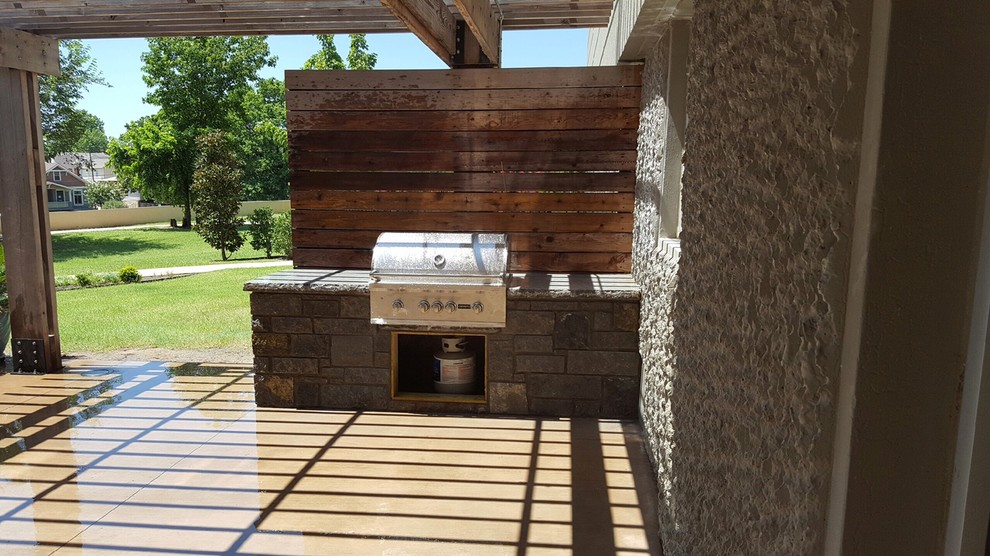 Cette photo montre une terrasse arrière chic de taille moyenne avec une cuisine d'été, une dalle de béton et une pergola.