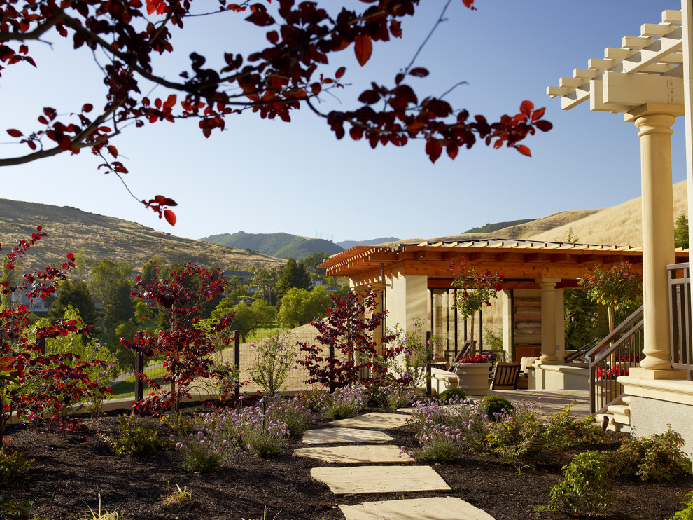 Geräumiger Klassischer Garten hinter dem Haus mit Natursteinplatten in San Francisco