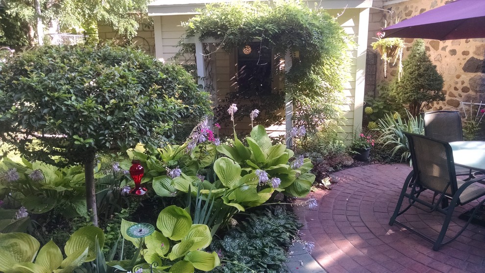 Источник вдохновения для домашнего уюта: двор среднего размера на заднем дворе в классическом стиле с растениями в контейнерах и мощением клинкерной брусчаткой без защиты от солнца