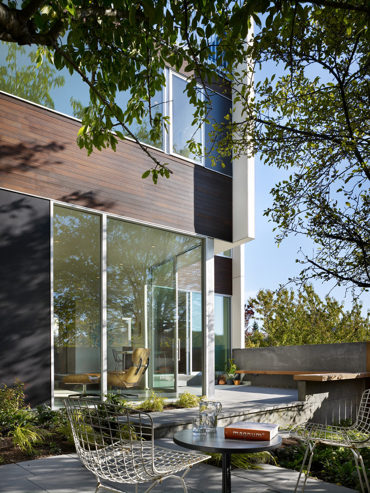 Пример оригинального дизайна: двор в стиле модернизм с мощением тротуарной плиткой без защиты от солнца