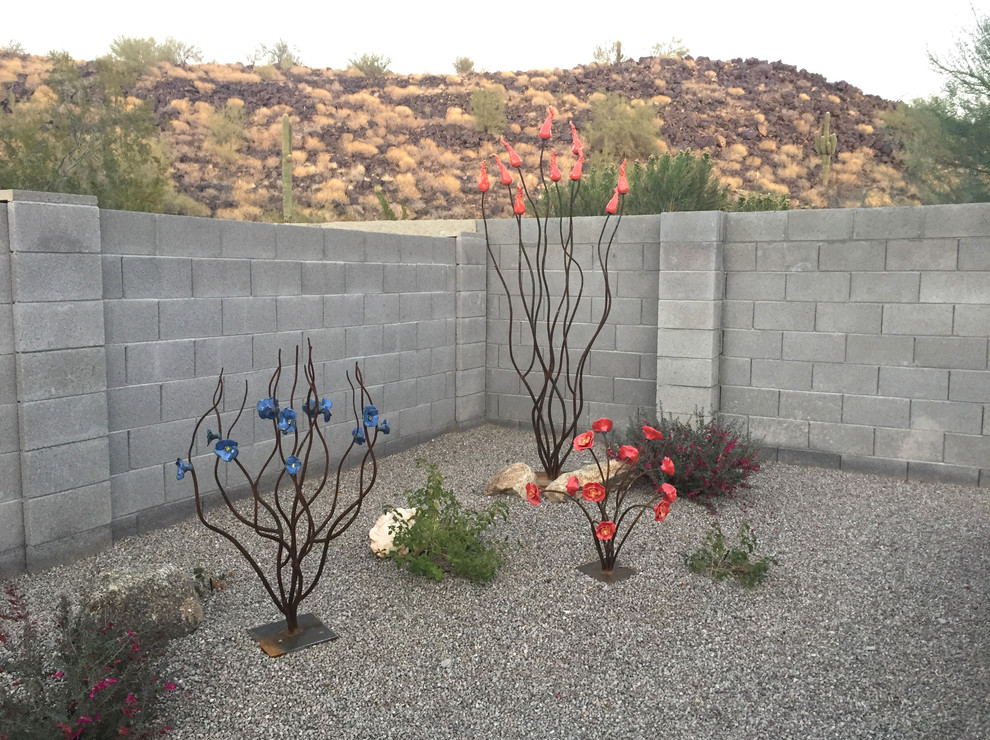 Mittelgroßer, Unbedeckter Mediterraner Patio mit Kies hinter dem Haus in Phoenix