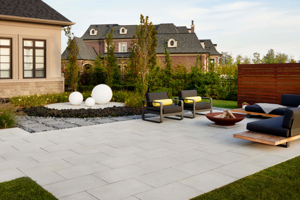 Immagine di un patio o portico design dietro casa con pavimentazioni in cemento