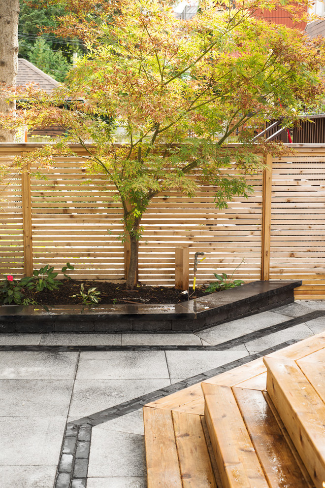 Idee per un patio o portico minimalista di medie dimensioni e in cortile con piastrelle e nessuna copertura
