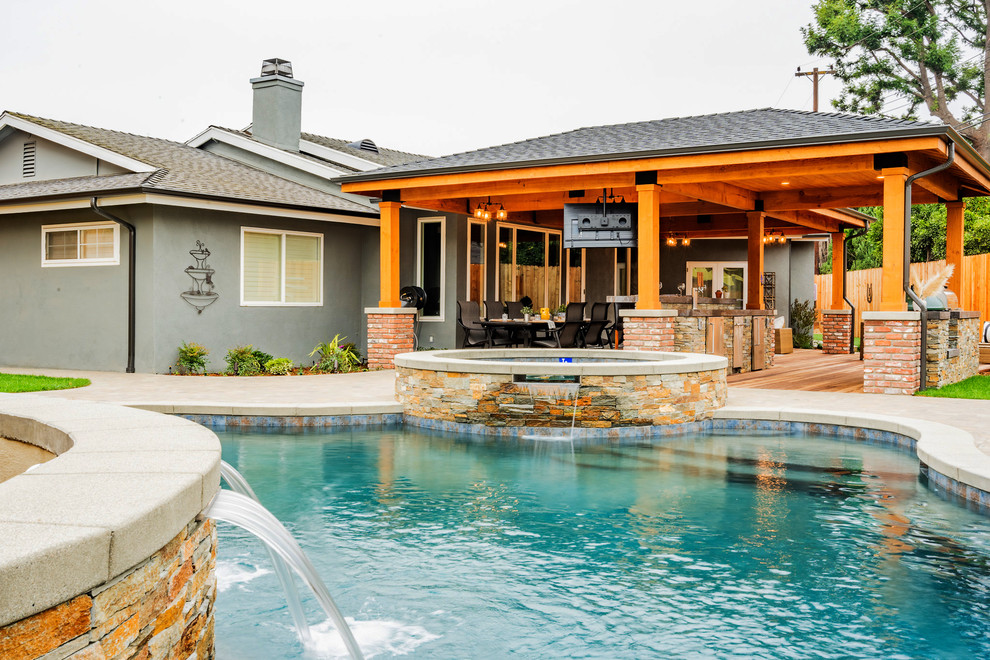 Foto de piscina rústica grande en patio trasero con entablado