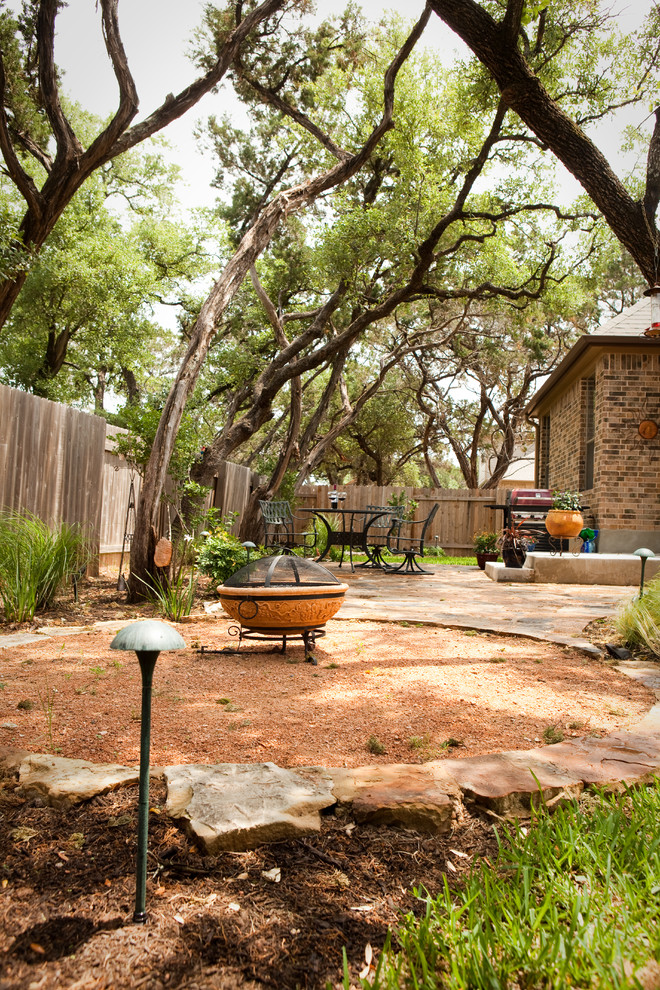 Kleiner, Unbedeckter Klassischer Patio hinter dem Haus mit Natursteinplatten in Austin