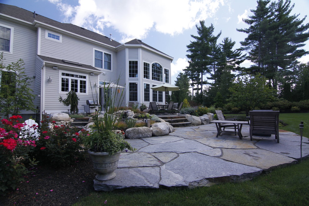 Стильный дизайн: большой двор на заднем дворе в классическом стиле с покрытием из каменной брусчатки без защиты от солнца - последний тренд