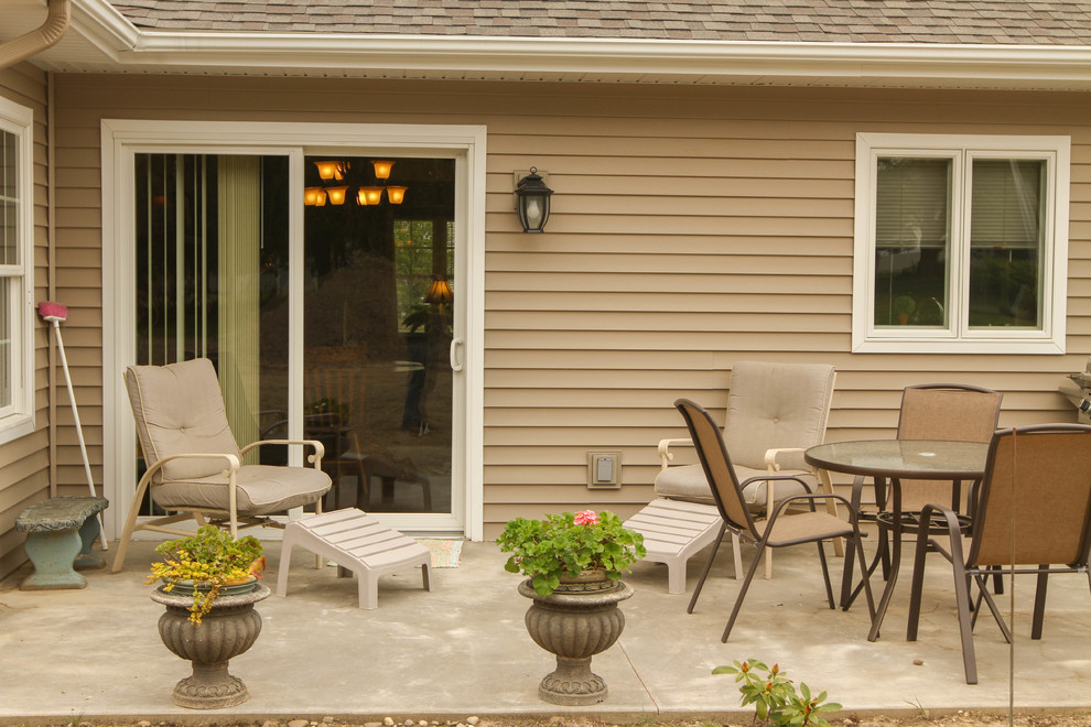 Пример оригинального дизайна: двор среднего размера на заднем дворе в классическом стиле с покрытием из бетонных плит без защиты от солнца