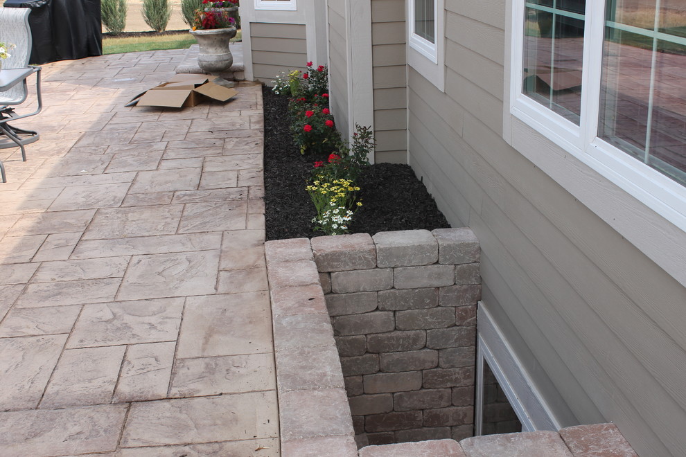 This is an example of a contemporary patio in Milwaukee.