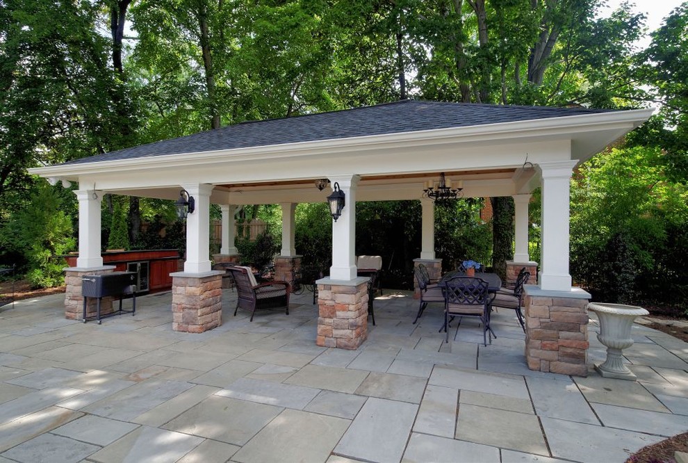 Ejemplo de patio contemporáneo grande en patio trasero con cocina exterior, adoquines de piedra natural y cenador