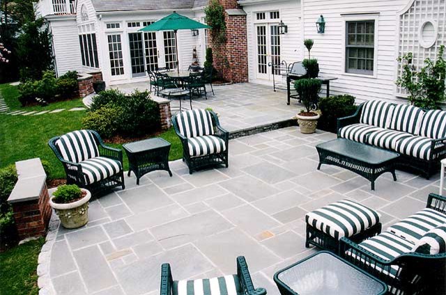 Esempio di un patio o portico classico dietro casa con pavimentazioni in pietra naturale