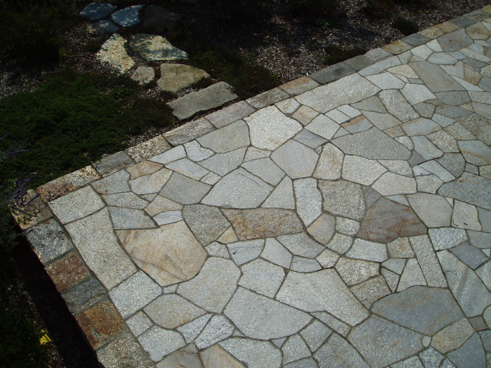 Ispirazione per un patio o portico tradizionale dietro casa con pavimentazioni in pietra naturale