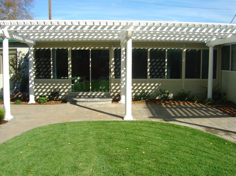 Esempio di un patio o portico classico di medie dimensioni e dietro casa con una pergola