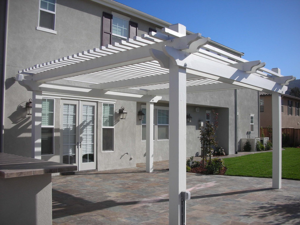 Foto di un patio o portico classico di medie dimensioni e dietro casa con una pergola