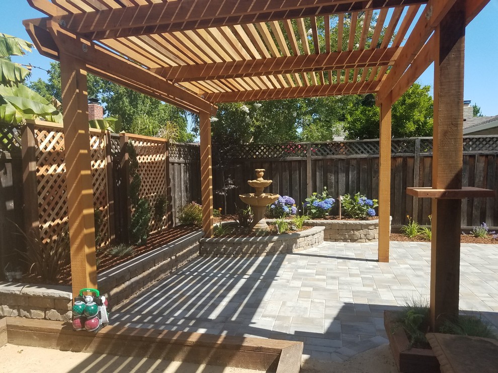 Cette photo montre une terrasse arrière chic de taille moyenne avec une pergola.