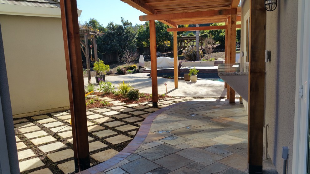Immagine di un patio o portico tradizionale di medie dimensioni e dietro casa con una pergola