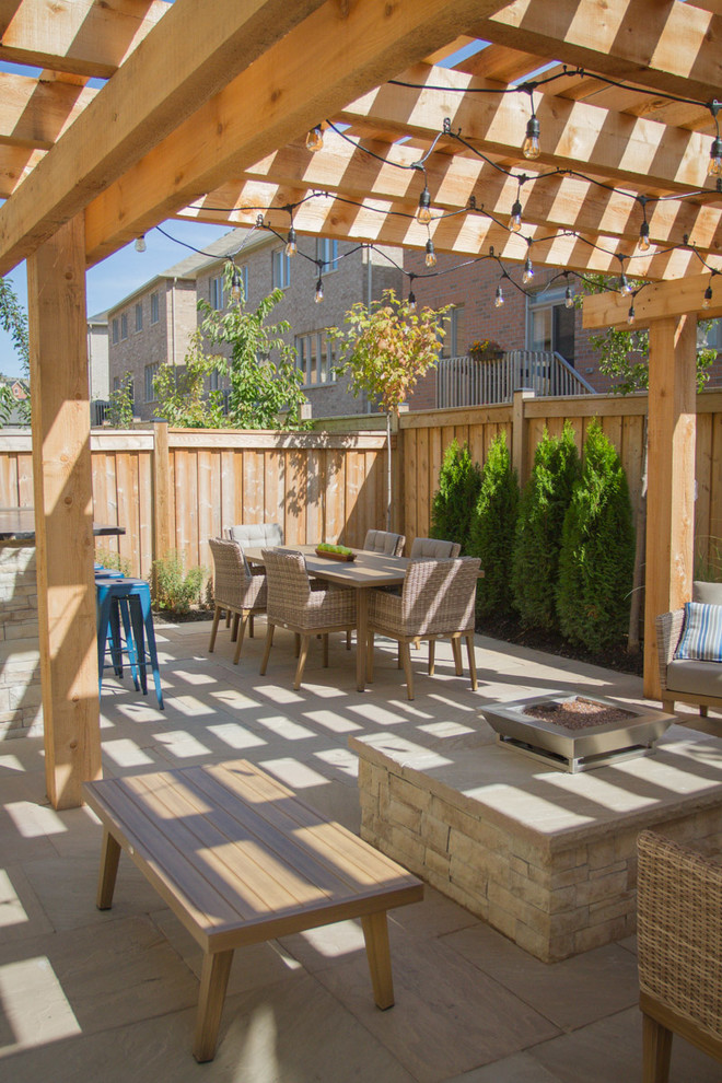 Idee per un piccolo patio o portico minimal dietro casa con pavimentazioni in pietra naturale e una pergola