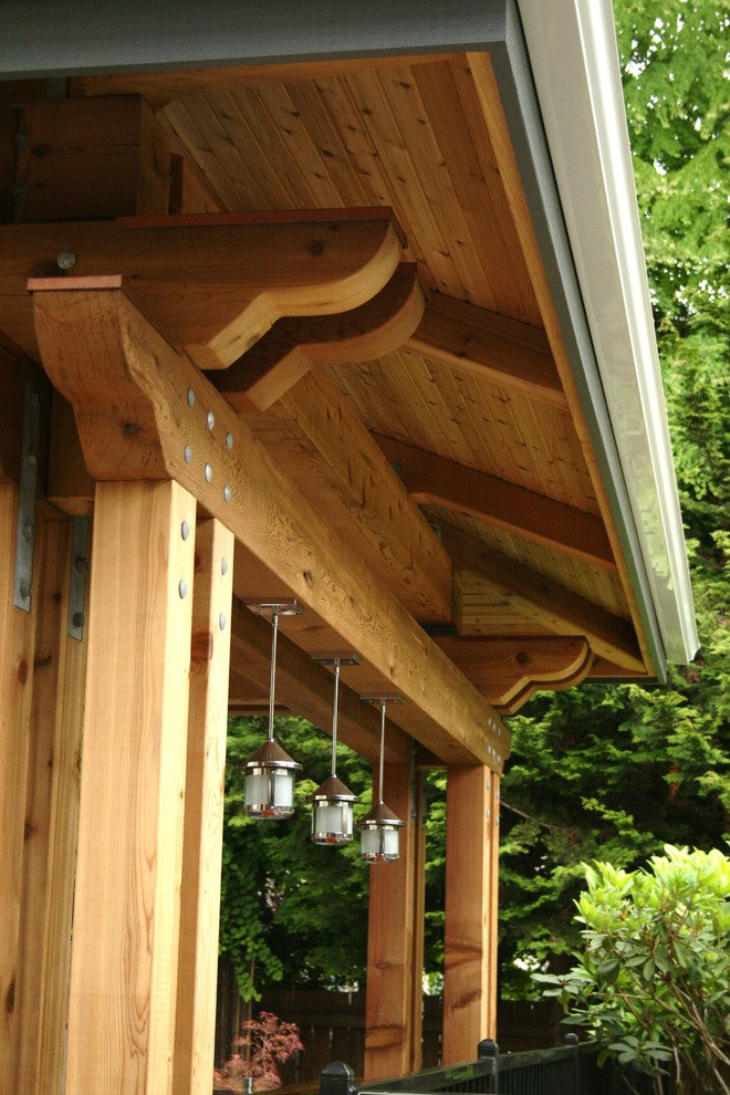 Exemple d'une terrasse avec une douche extérieure arrière asiatique de taille moyenne avec du gravier et un gazebo ou pavillon.
