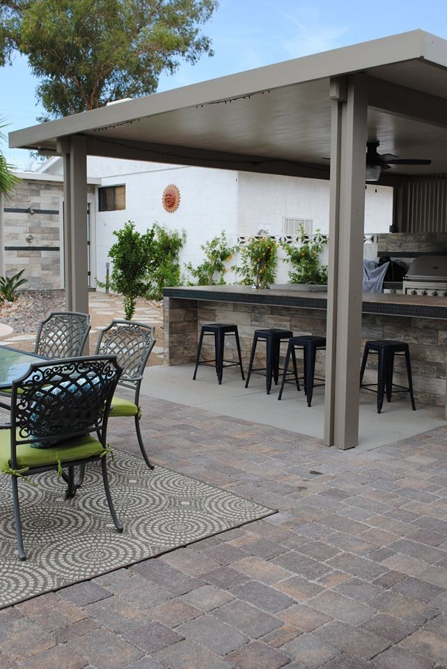 Großer, Überdachter Mediterraner Patio hinter dem Haus mit Outdoor-Küche und Natursteinplatten in Las Vegas