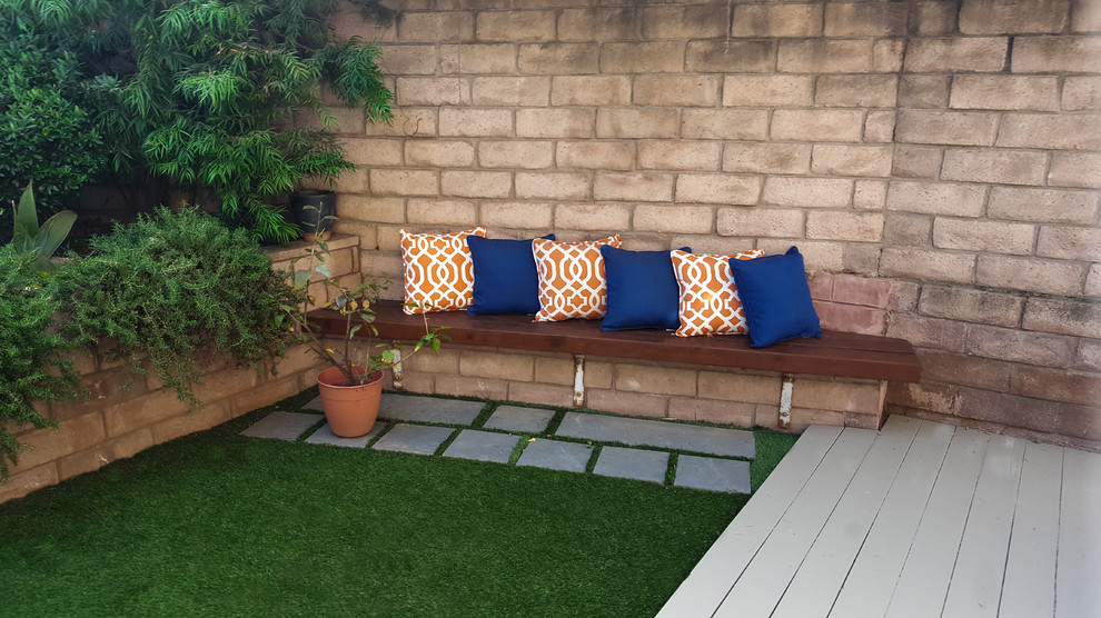 Стильный дизайн: маленькая беседка во дворе частного дома на заднем дворе в стиле модернизм с растениями в контейнерах и настилом для на участке и в саду - последний тренд