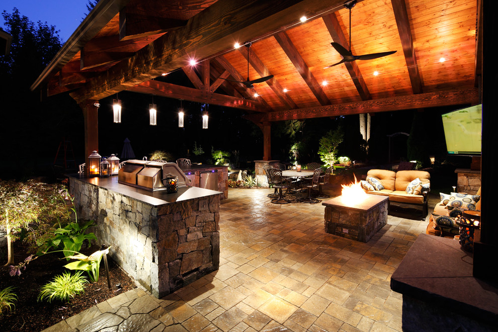Großer Klassischer Patio hinter dem Haus mit Outdoor-Küche, Natursteinplatten und Gazebo in Seattle