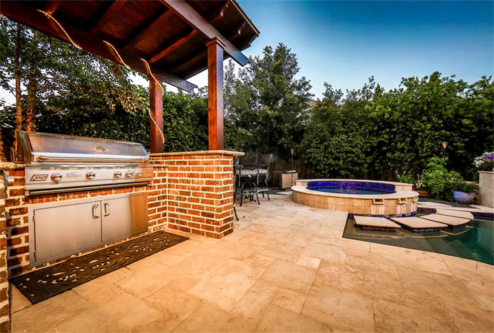 На фото: пергола во дворе частного дома среднего размера на заднем дворе в стиле модернизм с летней кухней и покрытием из каменной брусчатки