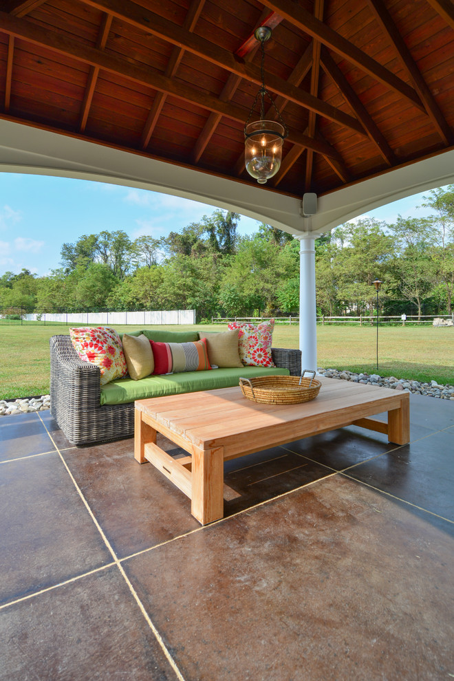Diseño de patio clásico renovado extra grande en patio trasero con suelo de hormigón estampado, cocina exterior y pérgola