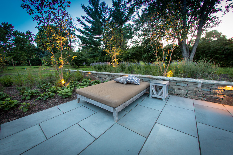 Imagen de patio moderno de tamaño medio sin cubierta en patio trasero con jardín de macetas y adoquines de hormigón