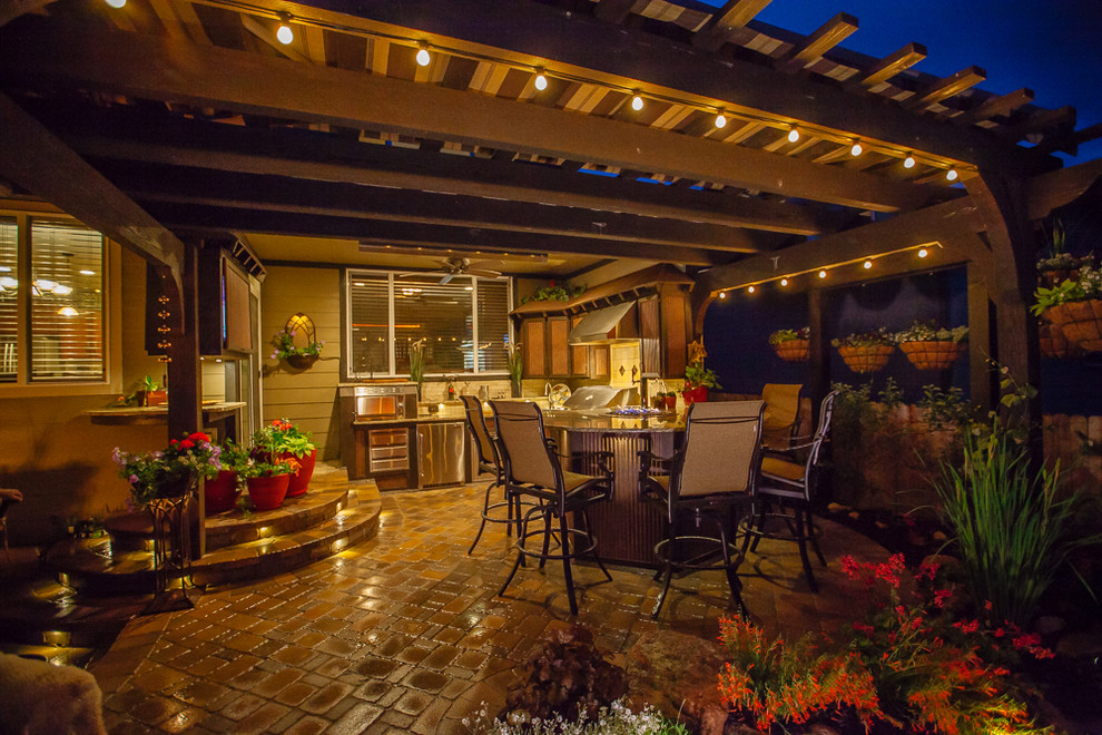 Imagen de patio tradicional grande en patio trasero con cocina exterior, adoquines de hormigón y pérgola