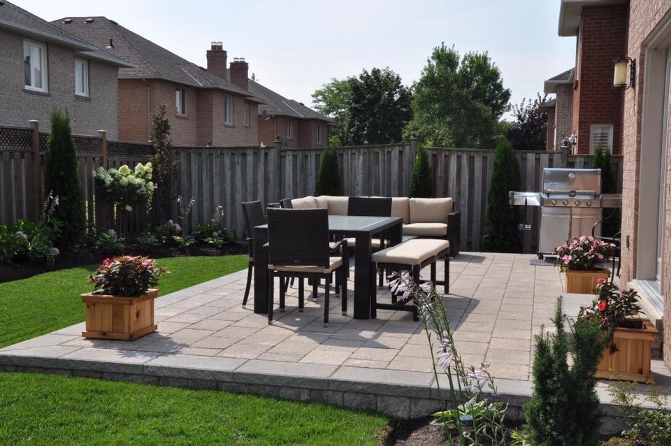 Immagine di un patio o portico design di medie dimensioni e dietro casa con pavimentazioni in cemento e nessuna copertura