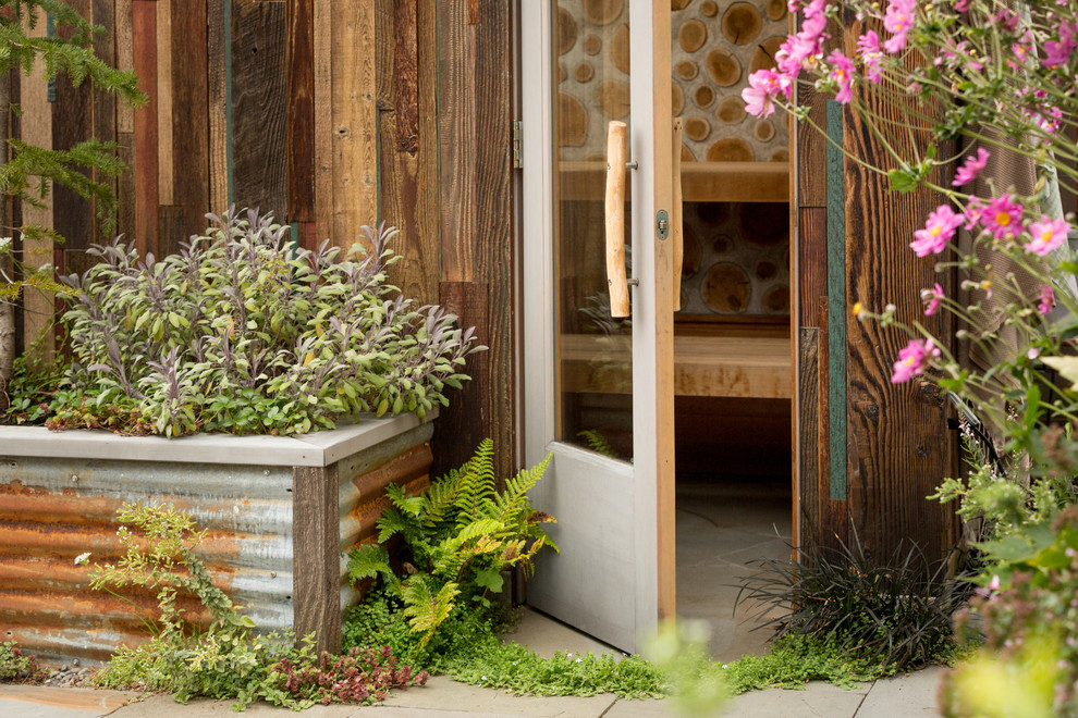 Идея дизайна: маленький двор на заднем дворе в стиле рустика с летним душем и покрытием из декоративного бетона без защиты от солнца для на участке и в саду