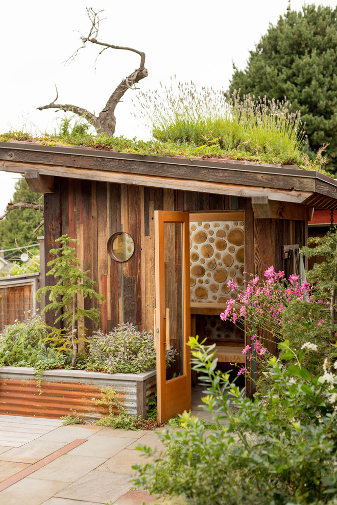 Идея дизайна: маленький двор на заднем дворе в стиле рустика с летним душем и покрытием из декоративного бетона без защиты от солнца для на участке и в саду