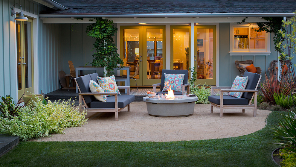 Moderner Patio hinter dem Haus mit Feuerstelle in Los Angeles