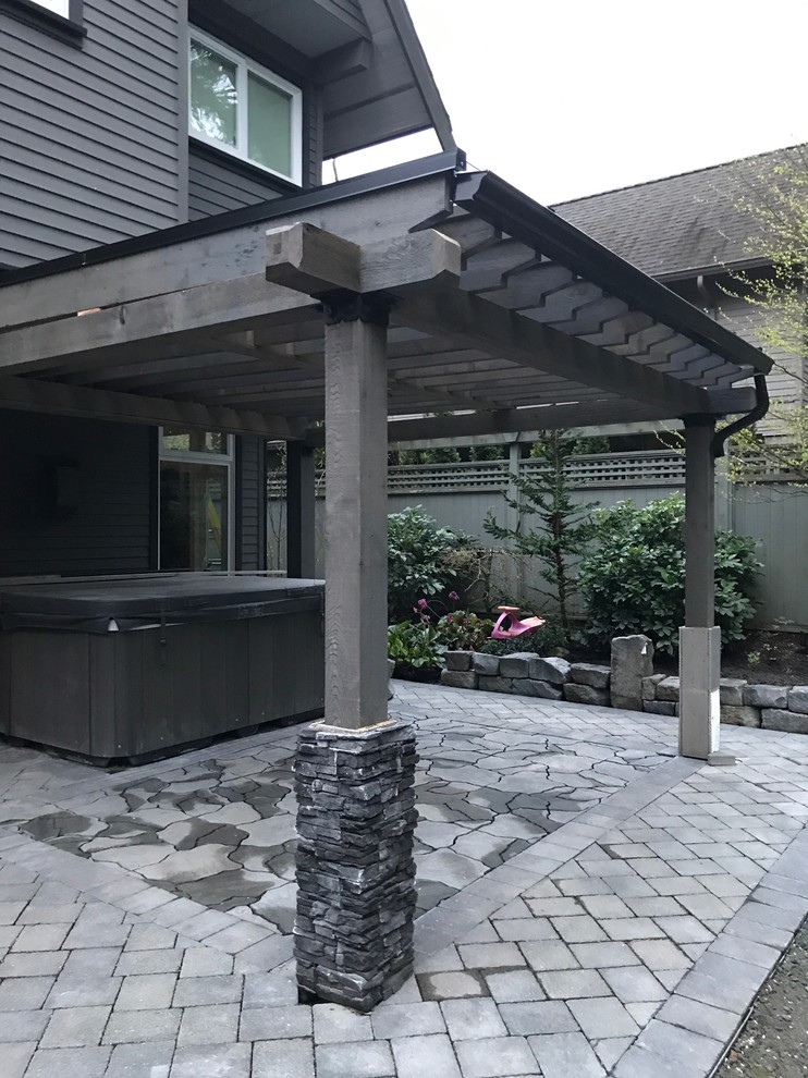 Mittelgroßer, Überdachter Uriger Patio hinter dem Haus mit Outdoor-Küche und Betonboden in Vancouver