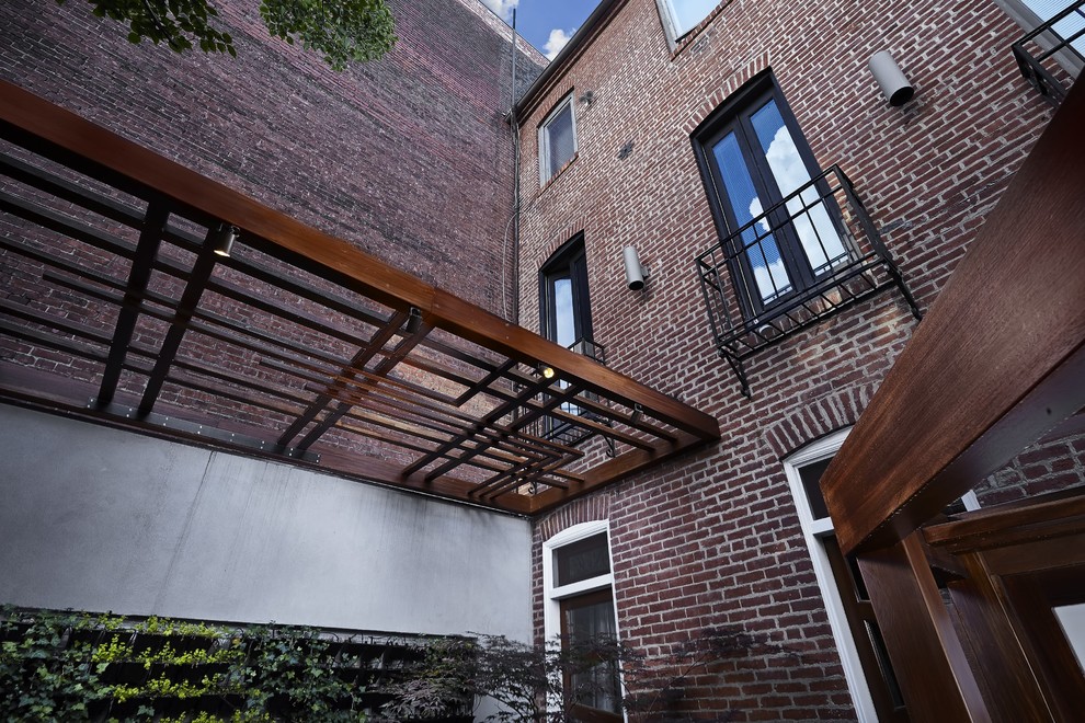 Immagine di un patio o portico etnico di medie dimensioni e dietro casa con una pergola e pavimentazioni in cemento