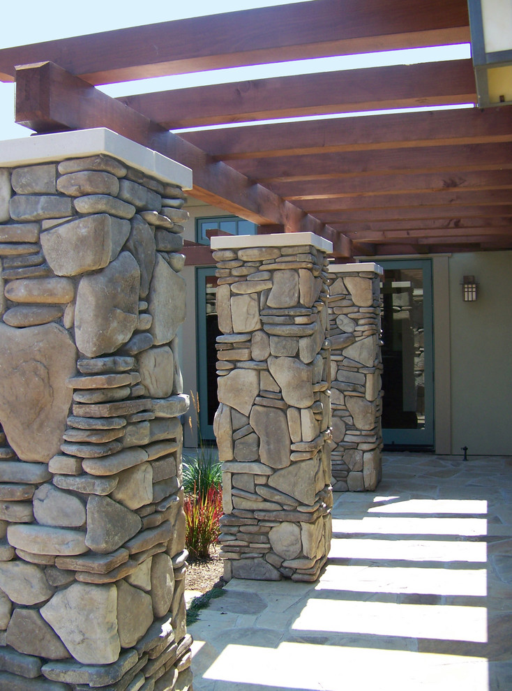 Стильный дизайн: большая пергола во дворе частного дома на переднем дворе с покрытием из каменной брусчатки - последний тренд