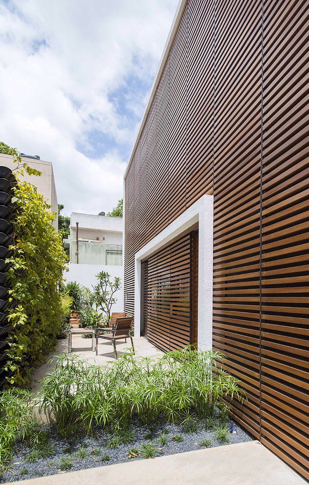 Modelo de patio contemporáneo sin cubierta en patio lateral con jardín vertical