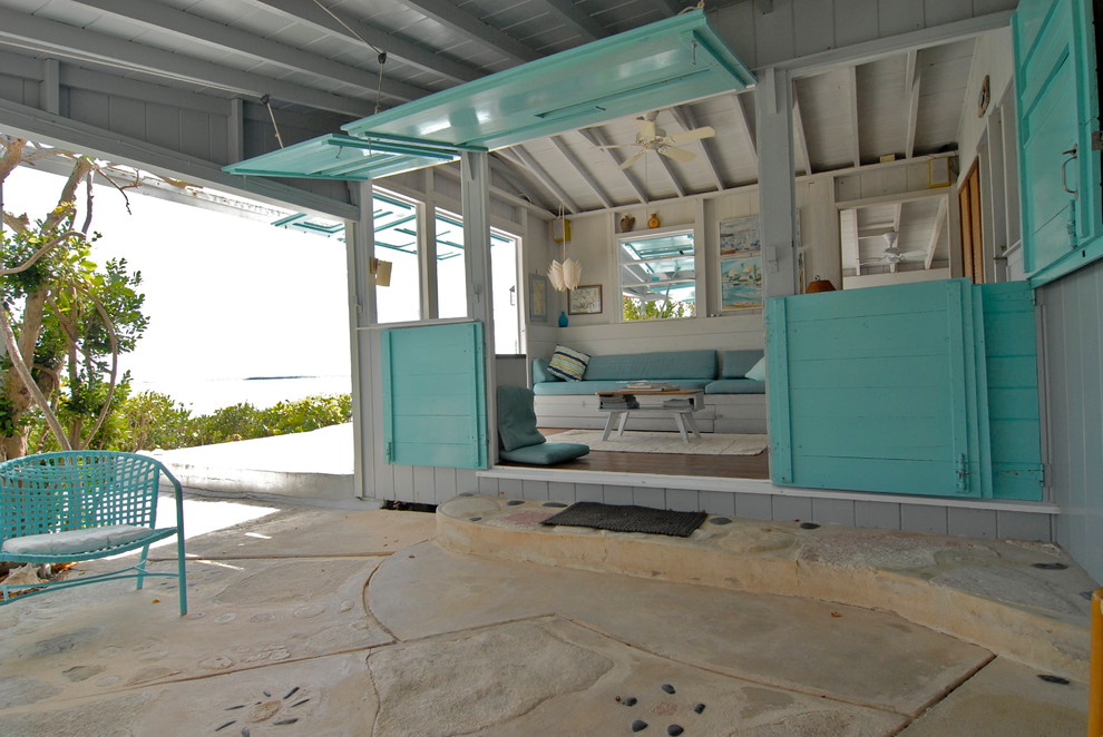 Идея дизайна: двор в морском стиле с навесом