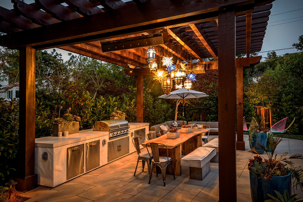 Imagen de patio de estilo americano en patio trasero con cocina exterior, adoquines de hormigón y pérgola